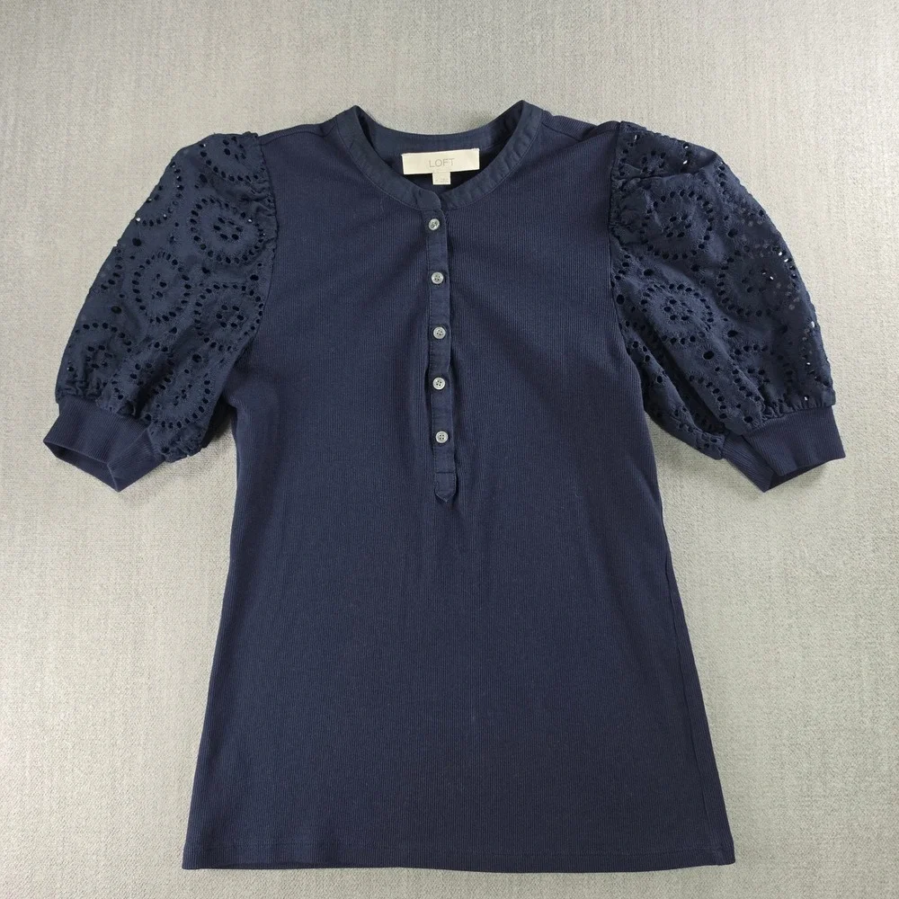 LOFT Henley Top Womens Medium Navy Blue Eyelet Lace Puff Sleeve Ribbed Knit‎